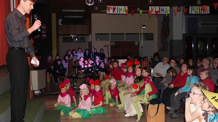 Dominik Leimeister bei der erklärung des Stückes.
