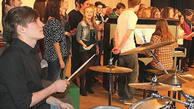 Schlagzeuger Kilian Wagner gibt vehement den Takt an, während sich der Chor schon einmal musikalisch von Oberstufenbetreuer Peter Vogl verabschiedet.