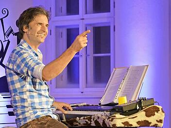 "Männer sind Helden, außer sie haben einen Schnupfen": Chris Böttcher in der Alten Aula in Münnerstadt. Foto: Björn Hein