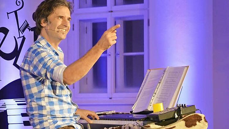 "Männer sind Helden, außer sie haben einen Schnupfen": Chris Böttcher in der Alten Aula in Münnerstadt. Foto: Björn Hein
