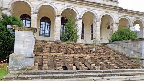 Einen ungewohnten Anblick bietet der Treppenaufgang zum Kursaal in Bad Brückenau. Die Treppenstufen wurden komplett abgebaut, um die Treppe zu sanieren.