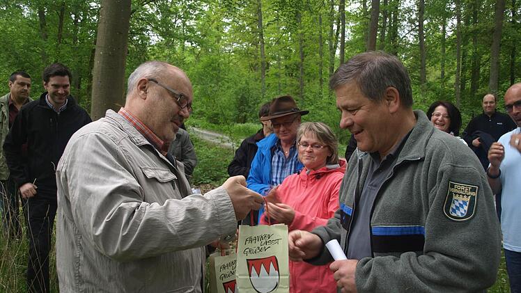 Exkursion in Oerlenbacher Gemeindewald mit Forstdirektor Wilhelm Schmalen und Förster Benjamin Winter. Foto: Stefan Geiger
