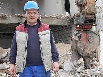 Sie rücken der Textilfabrik zu Leibe: Polier Gerhard Rein und seine Arbeiter sind für den Abriss der Ferkinghoff-Gebäude verantwortlich. Foto: Ulrike Müller