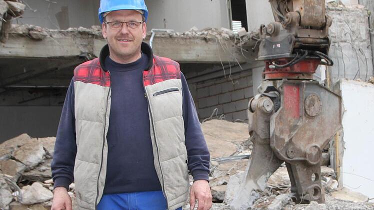 Sie rücken der Textilfabrik zu Leibe: Polier Gerhard Rein und seine Arbeiter sind für den Abriss der Ferkinghoff-Gebäude verantwortlich. Foto: Ulrike Müller