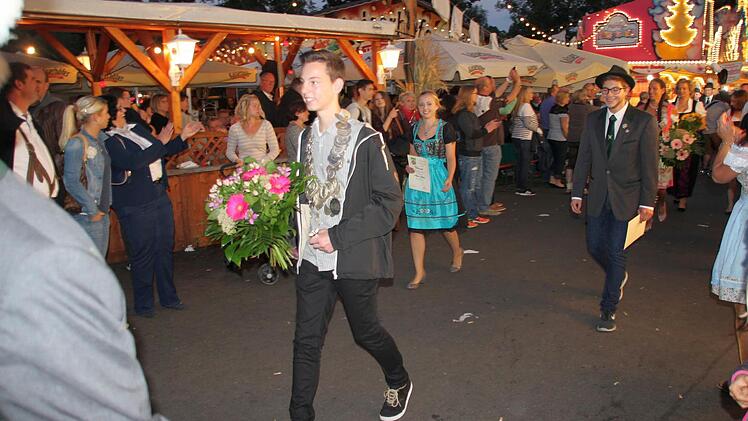 Jungschützenkönig Alexander Rösch mit seinen Rittern  Foto: Friedwald Schedel