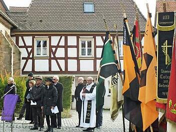 Mit Fahnenabordnungen wurde am Sonntag der Opfer der Gewalt gedacht. Foto: Manfred Welker