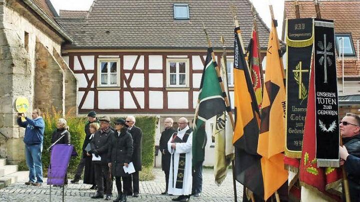 Mit Fahnenabordnungen wurde am Sonntag der Opfer der Gewalt gedacht. Foto: Manfred Welker