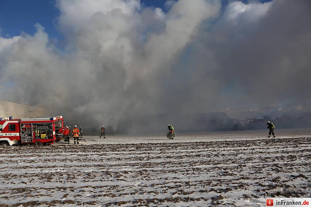 Lagerhallen-Brand: Rauch über Nürnberg