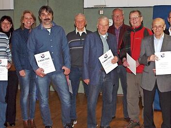Vorsitzender Rudi Breuning, Ehrenvorsitzender Winfried Weinbeer (von rechts), die 2. Vorsitzende Sabine Rie&szlig;ner (Vierte von links) und die 3. Vorsitzende Stephanie G&ouml;hring (links) bedankten sich bei den langj&auml;hrigen Mitgliedern f&uuml;r ihre Treue zum Verein. Foto: privat