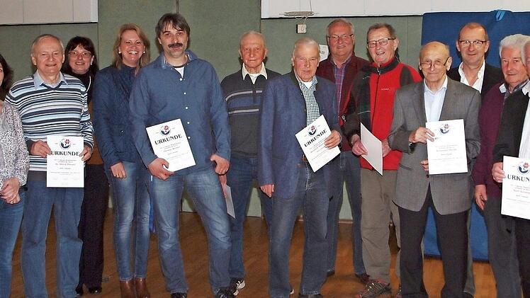 Vorsitzender Rudi Breuning, Ehrenvorsitzender Winfried Weinbeer (von rechts), die 2. Vorsitzende Sabine Rie&szlig;ner (Vierte von links) und die 3. Vorsitzende Stephanie G&ouml;hring (links) bedankten sich bei den langj&auml;hrigen Mitgliedern f&uuml;r ihre Treue zum Verein. Foto: privat
