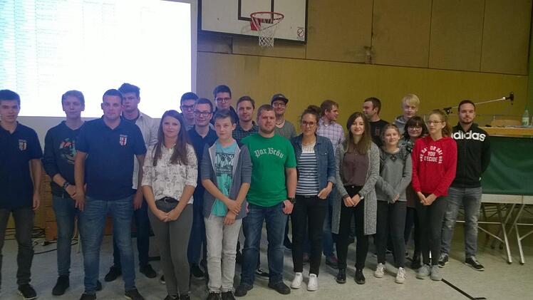 Junge Leute, die sich in den Vereinen in Rannungen engagieren, bekamen jetzt ein kleines Geschenk. Foto: Antje Rink