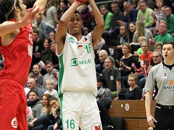 In der Bundesliga haben die Bamberger am Samstag W&uuml;rzburg zu Gast. Es spricht eigentlich nichts dagegen, dass Mario Dugandzic, der Trainer des Farmteams aus Baunach, am Sonntag in Ulm auf das Brose-Talent Louis Olinde (r.) bauen kann, das sich auch schon in der Euroleague bew&auml;hrt hat. Foto: sportpress