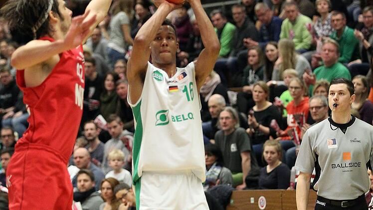 In der Bundesliga haben die Bamberger am Samstag W&uuml;rzburg zu Gast. Es spricht eigentlich nichts dagegen, dass Mario Dugandzic, der Trainer des Farmteams aus Baunach, am Sonntag in Ulm auf das Brose-Talent Louis Olinde (r.) bauen kann, das sich auch schon in der Euroleague bew&auml;hrt hat. Foto: sportpress