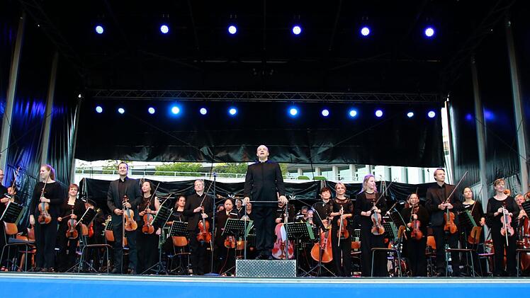 Tausende von Zuhörern bejubelten das Philharmonische Orchester des Landestheaters Coburg unter Leitung von Roland Kluttig  beim Klassik-Open-Air im Rosengarten.Foto: Jochen Berger
