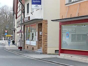 Zuletzt war der frühere Drogeriemarkt eine Galerie, jetzt soll in das Haus in der Weisendorfer Hauptstraße (rechts) ein Betrieb zur Veredelung von Butter, Kräutern und Gewürzen einziehen. Der Bauausschuss stimmte ohne Diskussion zu. Foto: Bernhard Panzer