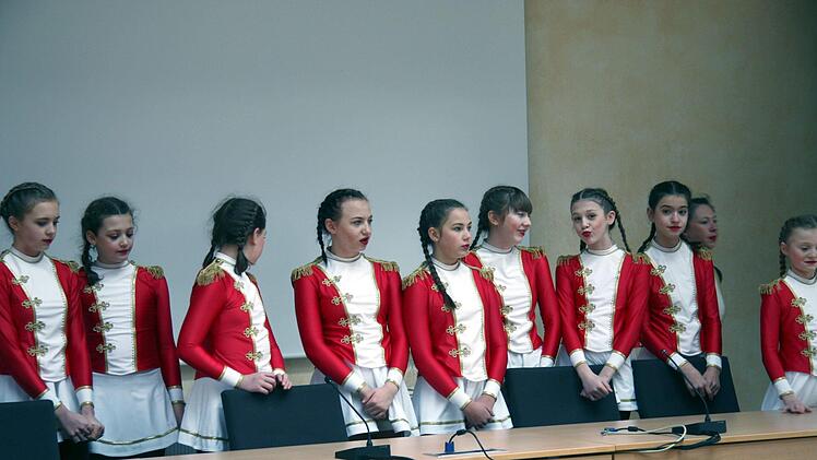 Die Gardemädchen bekamen viel Lob vom Bürgermeister.   Foto: Richard Sänger
