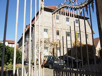 Das ehemalige Waisenhaus in der Spitalgasse wurde erst vor wenigen Jahren unter Denkmalschutz gestellt, jetzt steht es den Plänen der Carl-von-Heß-Sozialstiftung im Weg.