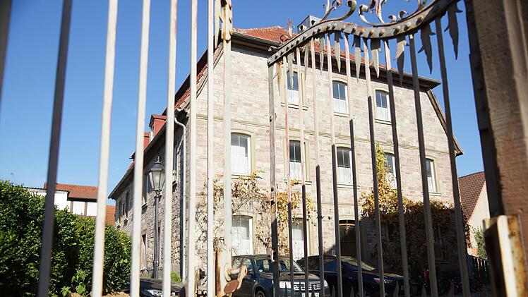 Das ehemalige Waisenhaus in der Spitalgasse wurde erst vor wenigen Jahren unter Denkmalschutz gestellt, jetzt steht es den Plänen der Carl-von-Heß-Sozialstiftung im Weg.