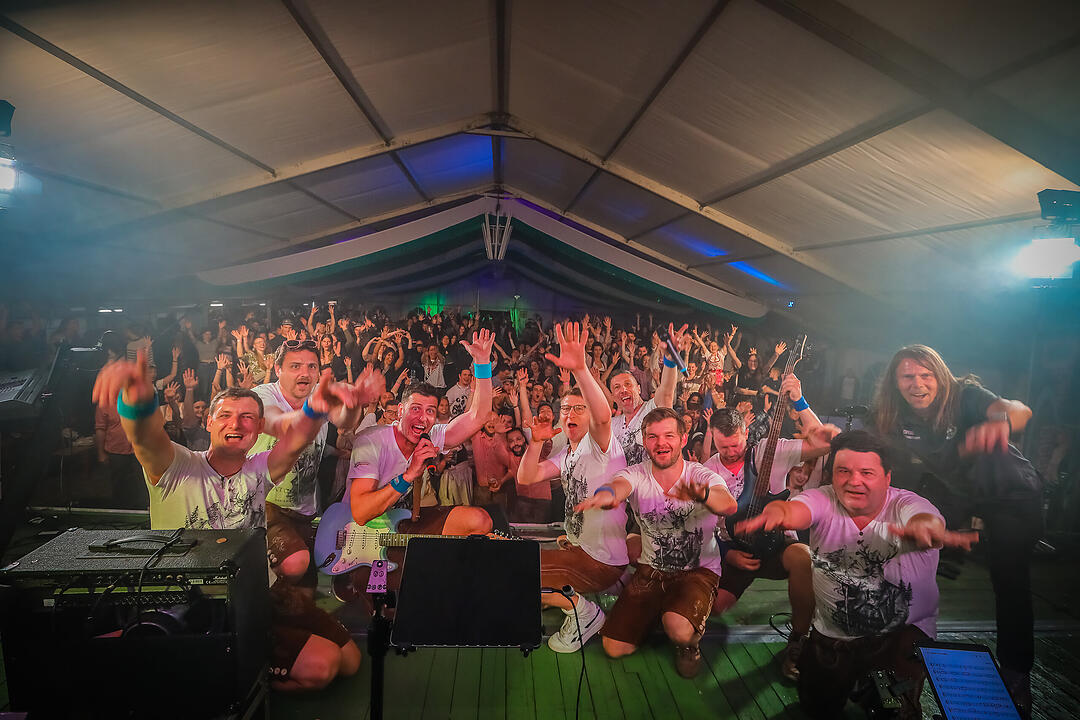 Samstagsparty im Festzelt!