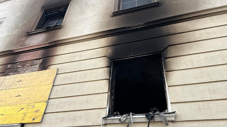 Schwere Brandstiftung und versuchter fünffacher Totschlag: Tatverdächtiger nach Brand in Mehrfamilienhaus in Untersuchungshaft