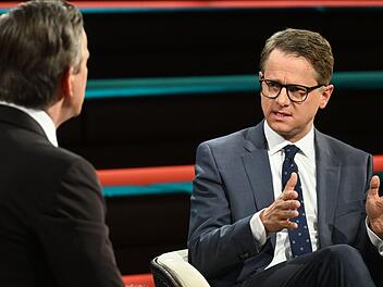 Markus Lanz (links) lie&szlig; im Gespr&auml;ch mit CDU-Generalsekret&auml;r Carsten Linnemann nicht locker.