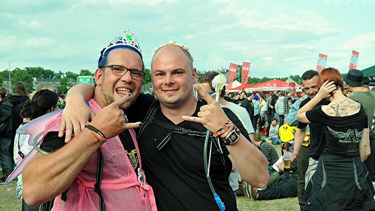 Das Publikum feiert sich selbst, die Laune ist super.