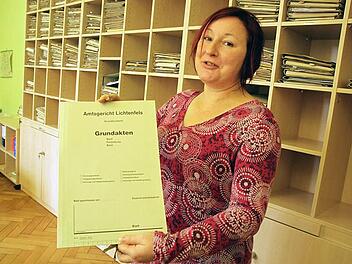 Grundakten müssen unbefristet aufbewahrt werden , erklärt Sigrid Lang, Geschäftsleiterin des Amtsgerichts. Fotos: Miriam Hegner