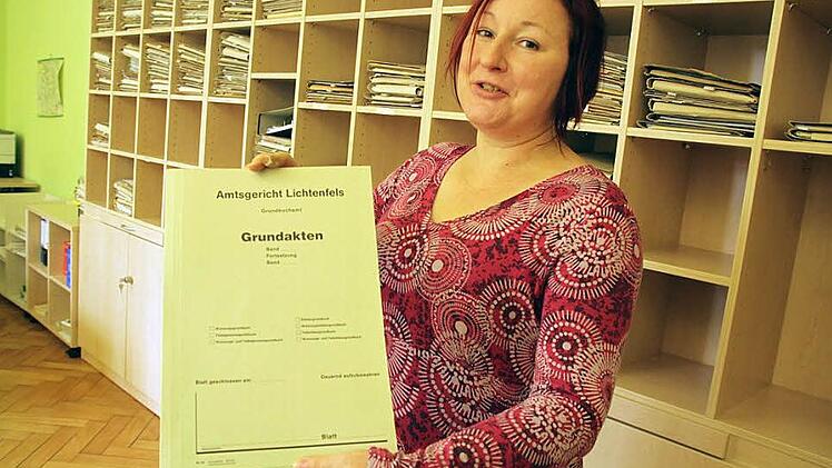 Grundakten müssen unbefristet aufbewahrt werden , erklärt Sigrid Lang, Geschäftsleiterin des Amtsgerichts. Fotos: Miriam Hegner