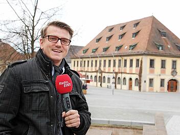 Profi am Mikrophon: Die Veranstaltung wird von Constantin Hirsch von Radio Eins moderiert. Er hat sich im Vorfeld mit allen Kandidaten getroffen, um die Diskussion vorzubereiten.