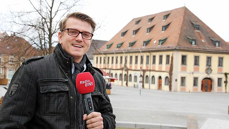Profi am Mikrophon: Die Veranstaltung wird von Constantin Hirsch von Radio Eins moderiert. Er hat sich im Vorfeld mit allen Kandidaten getroffen, um die Diskussion vorzubereiten.
