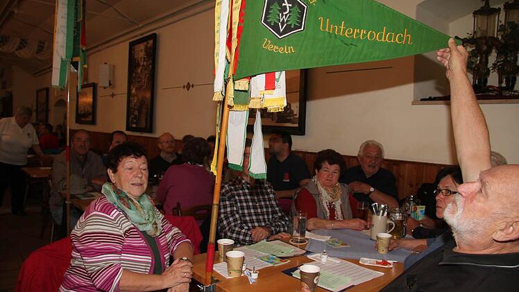 Die Fahnen sind der ganze Stolz der Ortsgruppen.