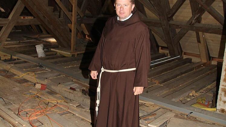 Pater Alard zeigt sich froh, dass der Dachstuhl jetzt komplett neu saniert ist.