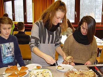 Oliver, Elmira und Nini bereiten das Frühstück, wobei die Mädchen Spezialitäten aus ihren Heimatländern mitbrachten. Foto: Brigitta Kempe-Wolf