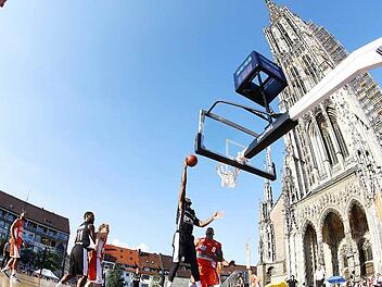 Gabriel Olaseni erzielt auf dem Münsterplatz in Ulm seine ersten Punkte für die Brose Baskets. Fotos: Daniel Löb