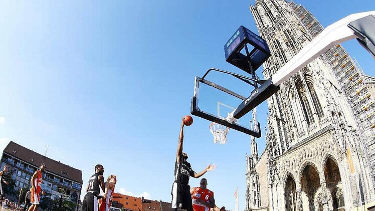 Gabriel Olaseni erzielt auf dem Münsterplatz in Ulm seine ersten Punkte für die Brose Baskets. Fotos: Daniel Löb