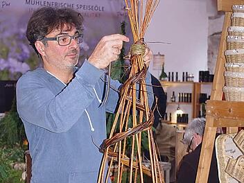 Lefteris Philippidis flicht eine Weidenpyramide.  Foto: Heike Schülein