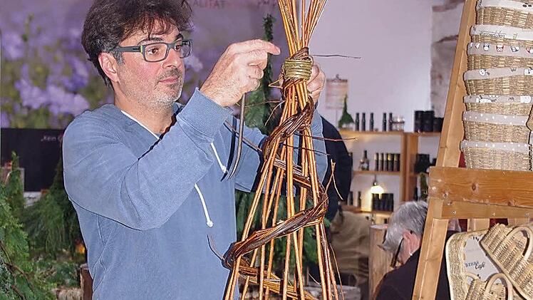Lefteris Philippidis flicht eine Weidenpyramide.  Foto: Heike Schülein