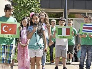 In Deutsch und ihrer Heimatsprache begrüßten die ausländischen Schüler die vielen Gäste.