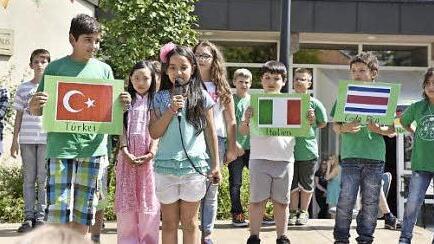 In Deutsch und ihrer Heimatsprache begrüßten die ausländischen Schüler die vielen Gäste.
