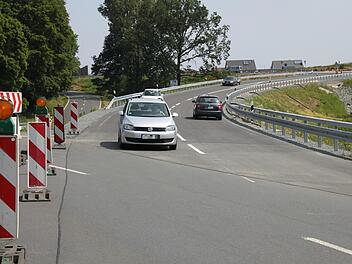 Zwischen Katschenreuth und Melkendorf ist ein Teilstück der Umgehung seit Montag befahrbar. Links ist die alte Staatsstraße zu sehen, die jetzt gesperrt ist.  Fotos: Alexander Hartmann