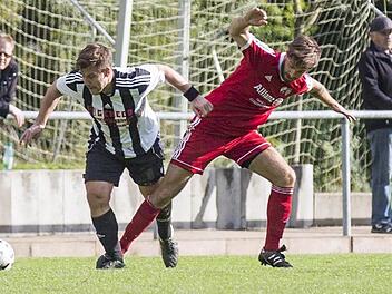 Sebastian Bujtor (links) steht inzwischen in seiner siebten Saison für den FSV Krum auf dem Rasen.  Foto: René Ruprecht
