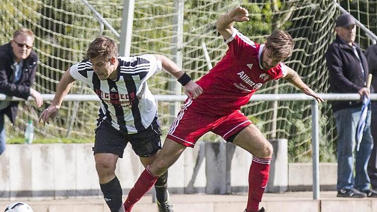 Sebastian Bujtor (links) steht inzwischen in seiner siebten Saison für den FSV Krum auf dem Rasen.  Foto: René Ruprecht