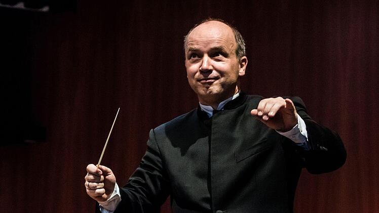 Impressionen vom Coburger Neujahrskonzert im Kongresshaus: Roland Kluttig dirigierte nicht nur das Philharmonische Orchester, sondern ganz am Ende beim Radetzky-Marsch auch das Publikum.Foto: Jochen Berger