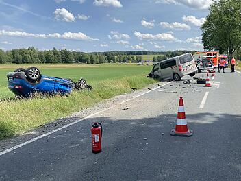 Unfall bei Wei&szlig;enstadt: zwei Schwerverletzte und Stau