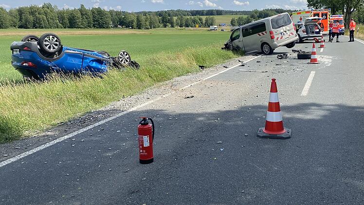 Unfall bei Wei&szlig;enstadt: zwei Schwerverletzte und Stau