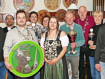 Die neuen Majest&auml;ten: (von links) Andreas Jakob, Torsten Fleischmann, Luca Kramer, Lena Jakob, Margit Kaplan, Stefanie Fleischmann, Otto Wohlh&ouml;fner, Josef Messingschlager, Andrea Drummer und Andreas Betz.