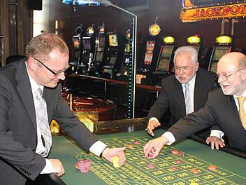 Udo Braunersreuther (links) ist neuer Direktor der Spielbank Bad Steben. Damit hat er zwar nicht den Jackpot geknackt, aber das große Los gezogen. Sein Vorgänger, Manfred Scholz (rechts) und der Präsident von Lotto Bayern, Erwin Horak, schieben ihm die Chips zu.  Foto: Schedel