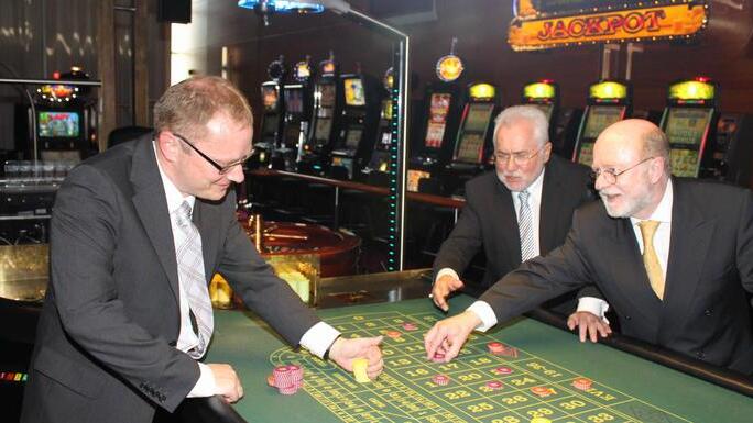 Udo Braunersreuther (links) ist neuer Direktor der Spielbank Bad Steben. Damit hat er zwar nicht den Jackpot geknackt, aber das große Los gezogen. Sein Vorgänger, Manfred Scholz (rechts) und der Präsident von Lotto Bayern, Erwin Horak, schieben ihm die Chips zu.  Foto: Schedel