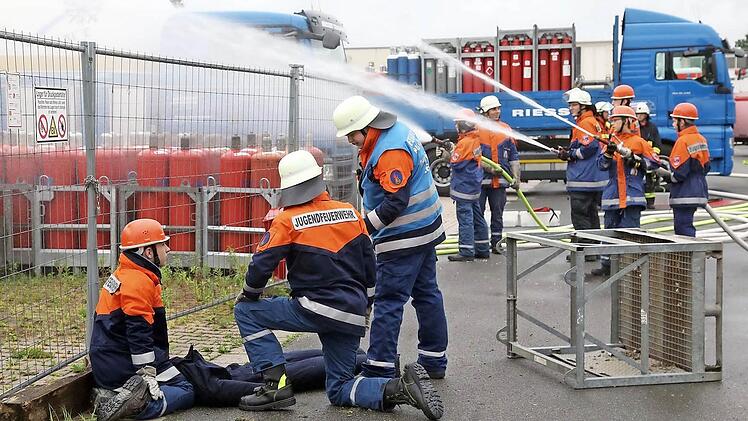 Wasser marsch hieß es am Samstag bei der Gemeinschaftsübung der Jugendfeuerwehren während sich im Vordergrund Einsatzkräfte um einen "Verletzten" kümmerten.