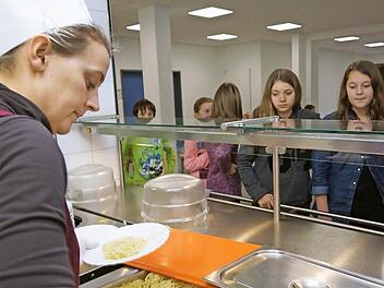 Schüler warten an der Theke. Fotos: Arkadius Guzy